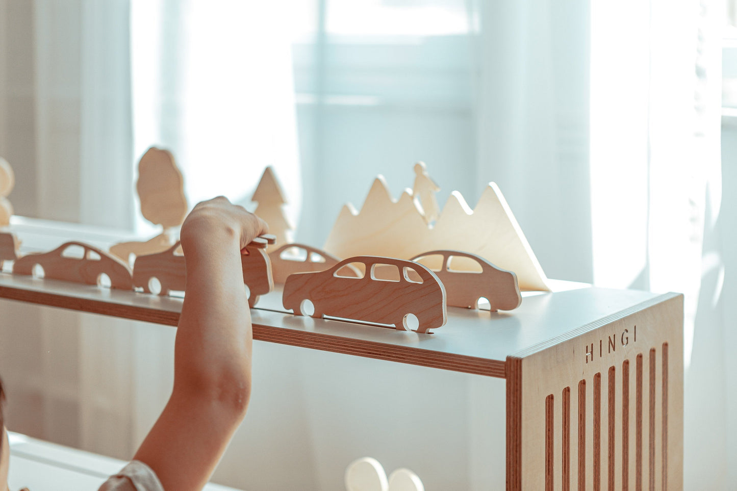 HINGI Stori Worlds - CARS | Jouet en bois | Jouet Montessori | Jouet créatif | Petite étagère du monde